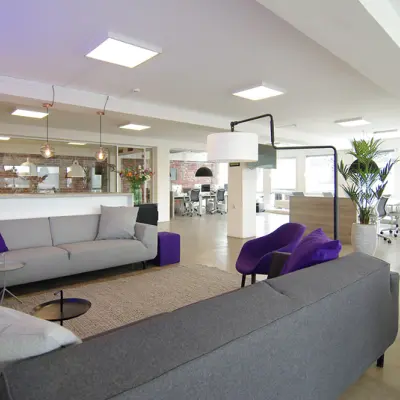 Moderne gemeubileerde kantoorruimte met zitgedeelte en werkplekken, ideaal voor kantoorruimte huren op Kleine Gartmanplantsoen 21, Amsterdam Centrum.