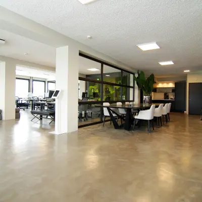 Moderne kantoorruimte in Amsterdam Centrum met open plattegrond, flexibele werkplekken en vergadertafel. Ideaal voor kantoorruimte huren op Kleine Gartmanplantsoen 21.