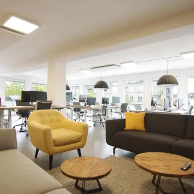 Ruime kantoorpand met moderne inrichting, grote ramen, comfortabele zitplekken en bureau-opstellingen in Amsterdam Centrum. Ideaal voor kantoorruimte huren.
