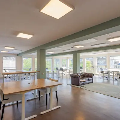 Ruime en lichte kantoorruimte met grote ramen en diverse bureaus op Kleine Gartmanplantsoen 21 in Amsterdam Centrum. Ideaal kantoorpand voor wie kantoorruimte wil huren in een centrale omgeving.