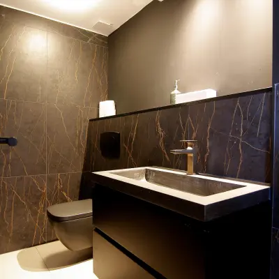 Moderne toiletruimte met strak ontwerp in de kantoorruimte van Kleine Gartmanplantsoen 21, Amsterdam Centrum. Geschikt voor huur in een professioneel kantoorpand.