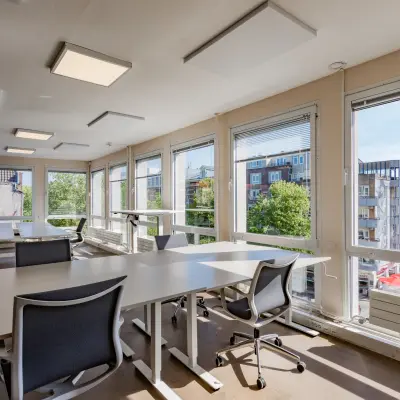 Kantoorruimte huren op Kleine Gartmanplantsoen 21, Amsterdam Centrum met ruime ramen en werkplekken. Geschikt voor meerdere kantoren met veel natuurlijk licht en moderne inrichting.
