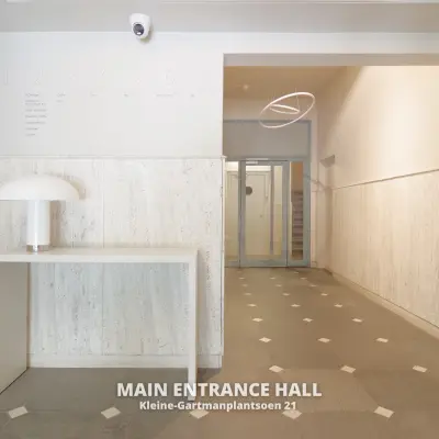 Ingang van een kantoorpand op Kleine Gartmanplantsoen 21 in Amsterdam Centrum. Stijlvolle entree met strakke muren en moderne decoratie. Geschikt voor bedrijven die kantoorruimte willen huren.