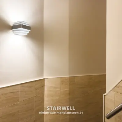 Verlichte trapopgang in het kantoorpand Kleine Gartmanplantsoen 21, Amsterdam Centrum. Ideale plek voor wie kantoorruimte wil huren in het bruisende hart van de stad.