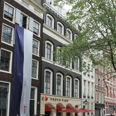 Kantoorpand aan de Kloveniersburgwal 131K, Amsterdam Centrum, met klassieke gevels en omliggende boomrijke straat. Ideaal voor kantoorruimte huren.