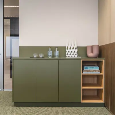 Moderne kantoorruimte in kantoorpand Piet Heinkade 55, Amsterdam Centrum, met strak vormgegeven opbergmeubel, ideaal voor wie kantoorruimte wil huren in een stijlvolle omgeving.