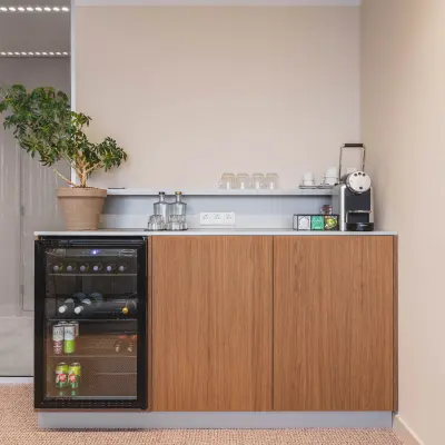 Moderne pantry in een kantoorpand op Piet Heinkade 55, Amsterdam Centrum, voor kantoorruimte huren. Uitgerust met een koelkast, koffiezetapparaat en glazen, klaar voor gebruik.