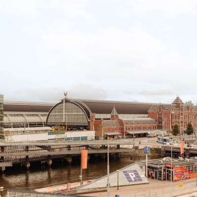 Uitzicht vanaf Prins Hendrikkade 14 in Amsterdam Centrum op het centraal station en omgeving. Ideaal voor kantoorruimte huren met goede bereikbaarheid.