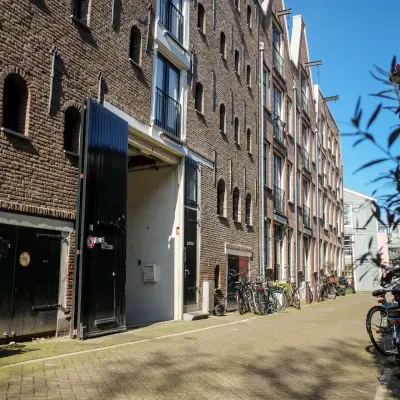 Kantoorpand aan Prinseneiland 23A in Amsterdam Centrum, gezien vanaf de straat met historische bakstenen gevels en geparkeerde fietsen.