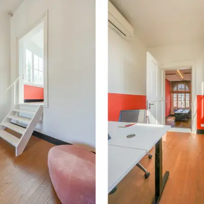 Lichte kantoorruimte met houten vloer en felrode accenten, gelegen aan het Raamplein 1 in Amsterdam Centrum. Perfect om te huren voor creatieve ondernemingen op zoek naar een inspirerende werkplek.