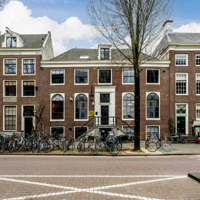 Historisch kantoorpand aan de Rapenburgerstraat 173 in Amsterdam Centrum met klassieke gevels en fietsen voor de deur, ideaal voor wie kantoorruimte wil huren in een levendige buurt.