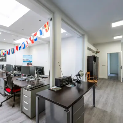 Kantoorruimte huren op Rokin 105 105 in Amsterdam Centrum met moderne werkplekken en heldere verlichting.