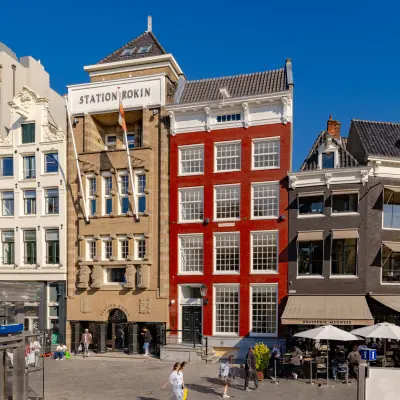 Exterieur van kantoorpand op Rokin 117-117 in Amsterdam Centrum, met klassieke gevel. Beschikbaar voor kantoorruimte huren.