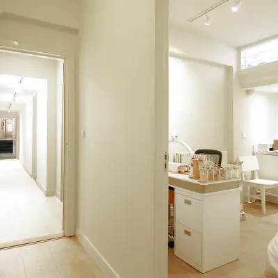 Lichte kantoorruimte op Warmoesstraat 155 in Amsterdam Centrum, met moderne inrichting en werkruimte. Ideaal voor kantoorruimte huren of als kantoorpand.