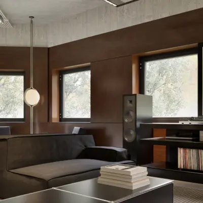 Stijlvolle kantoorruimte op Weteringschans 126, Amsterdam Centrum, met moderne meubels en kunst aan de muur. Ideaal voor wie een inspirerende werkomgeving wil huren.