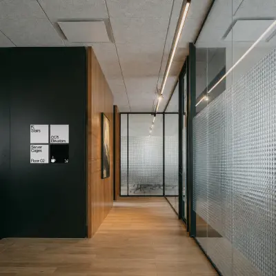 Moderne kantoorruimte aan de Weteringschans 126 met houten vloeren, glazen wanden en strakke verlichting voor een professionele sfeer. Ideale locatie voor kantoorruimte huren in Amsterdam Centrum.