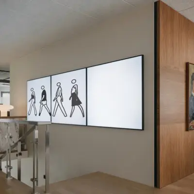 Stijlvolle kantoorruimte op Weteringschans 126, Amsterdam Centrum, met moderne kunst aan de muur en glaspartities.