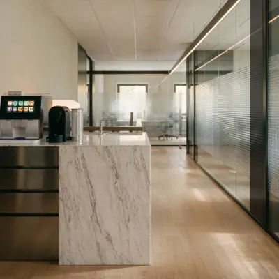 Moderne kantoorruimte op Weteringschans 126, Amsterdam Centrum, met stijlvolle glazen wanden en een marmeren pantry.