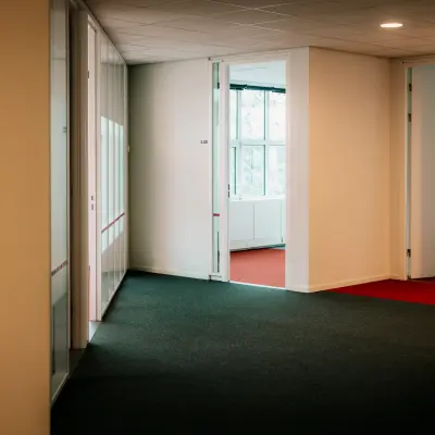 Kantoorruimte op Overschiestraat 182 in Amsterdam De Schinkel met gang en zicht op lichte kamers. Ideaal voor kantoorruimte huren.