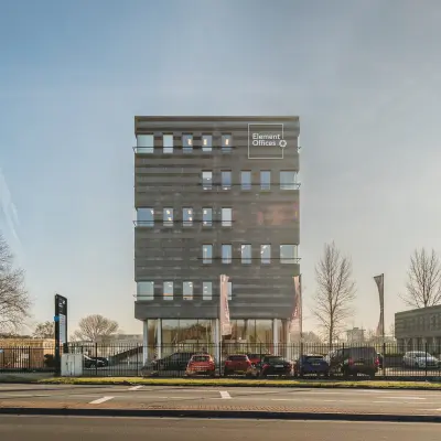 Een modern kantoorpand aan Daalwijkdreef 47, Amsterdam Duivendrecht. Het gebouw heeft een strakke gevel en parkeergelegenheid voor bezoekers die kantoorruimte huren willen. Geschikt voor diverse zakelijke doeleinden.