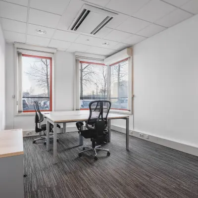 Lichte kantoorkamer in Amsterdam Duivendrecht, Daalwijkdreef 47, ingericht met twee bureaus en stoelen, ideaal voor wie kantoorruimte wil huren.