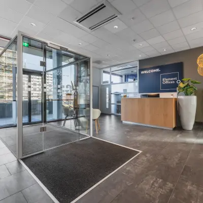 Ingang van een moderne kantoorruimte op Daalwijkdreef 47, Amsterdam Duivendrecht, met een receptiebalie en glazen deur. Huur hier je ideale kantoorpand.