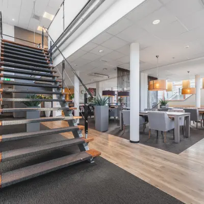 Ruime en lichte kantoorruimte huren op Daalwijkdreef 47, Amsterdam Duivendrecht, met moderne meubels, trap en vergadertafels. Ideaal voor kantoren met diverse werkplekken.