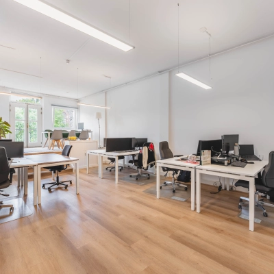 Moderne gemeubileerde kantoorruimte op Herengracht 221 in Amsterdam Grachtengordel, met meerdere bureaus en stoelen klaar voor gebruik. Ideaal voor wie een kantoorpand wil huren in een rustige omgeving.