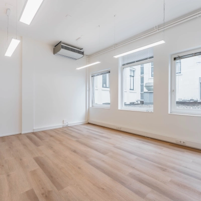 Licht en open kantoor op Herengracht 221, Amsterdam Grachtengordel, met houten vloer en grote ramen, ideaal voor kantoorruimte huren.