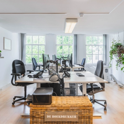 Ruime, lichte kantoorruimte met meerdere bureaus voor zakelijke activiteiten aan de Herengracht in Amsterdam Grachtengordel. Perfect voor wie kantoorruimte wil huren in een inspirerende omgeving.