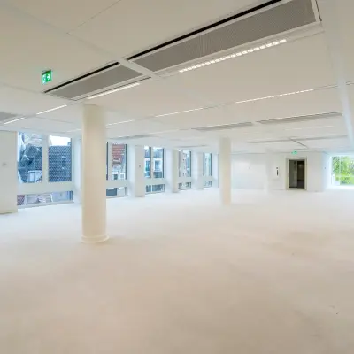 Ruime, lichte kantoorruimte te huur op Herengracht 459-469 in Amsterdam Grachtengordel. Open vloerplan met grote ramen en moderne verlichting.