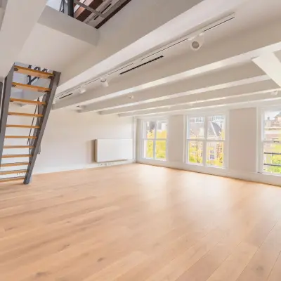 Ruime, lichte kantoorruimte met houten vloeren en zichtbare balken aan de Herengracht 582-584, Amsterdam Grachtengordel. Ideaal voor kantoorruimte huren.