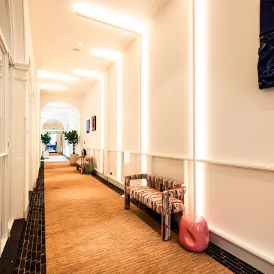 Heldere gang in een kantoorpand aan de Keizersgracht 264, Amsterdam Grachtengordel. Moderne verlichting en stijlvolle inrichting. Ideaal voor wie kantoorruimte wil huren.