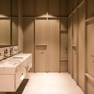 Moderne en strakke badkamer in kantoorpand op Keizersgracht 264 in de Amsterdamse Grachtengordel, met marmeren wastafel en minimalistisch design. Perfect voor wie kantoorruimte wil huren op een stijlvolle locatie.