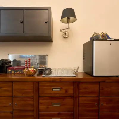 Gezellige pantry in kantoorpand aan de Keizersgracht 391A met houten kast, koffiezetapparaat en glazen. Ideaal voor kantoorruimte huren in Amsterdam Grachtengordel.