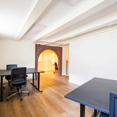 Lichte kantoorruimte aan de Keizersgracht 452 in Amsterdam Grachtengordel met open indeling en moderne bureaus, ideaal voor kantoorruimte huren.