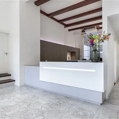 Moderne kantoorruimte gelegen aan de Keizersgracht 62 – 64 in de Amsterdamse Grachtengordel. Stijlvolle entree met marmeren vloer en minimalistisch interieur, ideaal voor bedrijven die kantoorruimte willen huren.