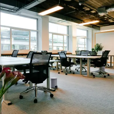 Lichte kantoorruimte met moderne bureaus en ergonomische stoelen op Singel 542 in Amsterdam Grachtengordel, ideaal voor kantoorruimte huren.