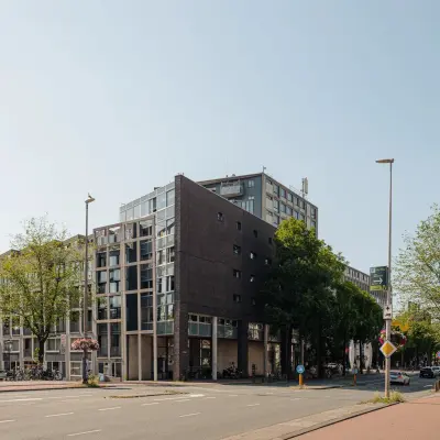 Buitenzicht op het kantoorpand aan de Weesperstraat 394-396 in Amsterdam Grachtengordel, ideaal voor kantoorruimte huren.