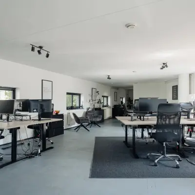 Open kantoorruimte te huur in Amsterdam Grachtengordel op Weesperstraat 394-396, modern ingericht met bureaus, stoelen en computers. Veel lichtinval en een ruimtelijke indeling ideaal voor zakelijke activiteiten.
