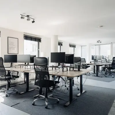Ruime kantoorruimte op Weesperstraat 394-396, Amsterdam Grachtengordel, met moderne bureaus en stoelen klaar voor huur. Ideaal voor zakelijke activiteiten.