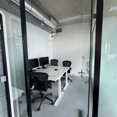 Zakelijke kantoorruimte huren op Moermanskkade 303 in Amsterdam Houthavens met een moderne uitstraling. Voorzien van verstelbare bureaus, comfortabele stoelen en meerdere beeldschermen in een lichte ruimte.