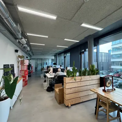 Moderne kantoorruimte in Amsterdam Houthavens met werkplekken, royale ramen en planten voor een inspirerende werkomgeving. Ideaal voor wie kantoorruimte wil huren op Moermanskkade 303.
