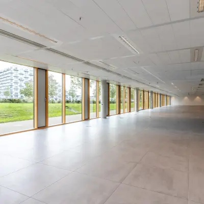 Lichte en ruime kantoorruimte op Pedro de Medinalaan 1-9 in Amsterdam IJburg, geschikt voor huur. Grote ramen bieden veel natuurlijk licht en uitzicht op groen. Ideaal voor een open vloerplan.