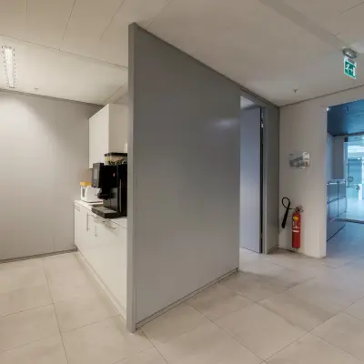 Moderne kantoorruimte met kitchenette op Pedro de Medinalaan 7 in Amsterdam IJburg, geschikt voor kantoorhuur. Strakke oppervlakken en tegelvloeren geven een professionele uitstraling.
