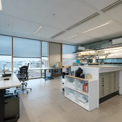 Kantoorruimte huren op Pedro de Medinalaan 7 in Amsterdam IJburg, met moderne bureaus en lades. Grote ramen laten natuurlijk licht binnen. Geschikt voor werkplekbezetting en kantoorwerk.