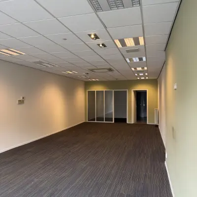 Ruime kantoorruimte te huur in Amsterdam Noord op Buikslotermeerplein 430. De ruimte heeft een neutrale tapijtvloer en een systeemplafond met verlichtingsarmaturen. Ideaal voor het opstellen van werkplekken.