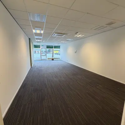Lichte, open kantoorruimte op Buikslotermeerplein 430 in Amsterdam Noord, geschikt voor huur. De ruimte is leeg en biedt veel potentie voor een creatieve invulling.