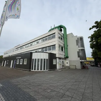 Exterieur van een kantoorpand op Buikslotermeerplein 430 in Amsterdam Noord, ideaal voor kantoorruimte huren met moderne uitstraling.