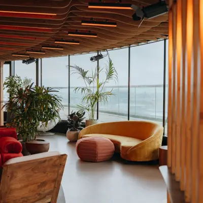 Gezellige kantoorruimte te huur op Overhoeksplein 1 in Amsterdam Noord, met houten interieur en grote ramen voor veel natuurlijk licht. Ideaal voor een creatieve werkomgeving.